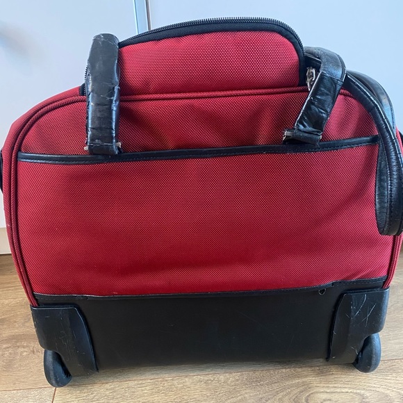 1 Victorinox rolling carry on, 2 Tumi Dopp kits, Travel organizer and amenities - Picture 2 of 16